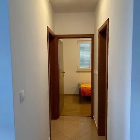 Dua Al Mar With Parking And Balcony 公寓 罗维尼